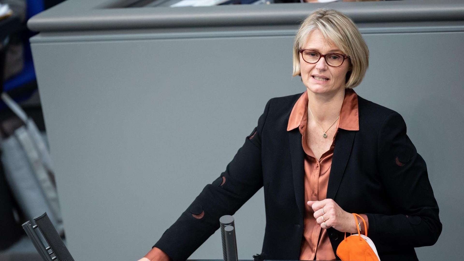 Anja Karliczek (CDU), Bundesministerin für Bildung und Forschung, spricht bei der Plenarsitzung im Deutschen Bundestag. Die Hauptthemen der 231. Sitzung der 19. Legislaturperiode sind die Beratung von Gesetzen zur betrieblichen Mitbestimmung, zum Insekten- und Pflanzenschutz, zur Anti-Steuervermeidung, zur Ganztagsbetreuung in der Grundschule, zum Klimaschutz und zum Wahlrecht, sowie Debatten über die Bundeswehreinsätze im Kosovo (KFOR) und im Libanon (UNIFIL). Anja Karliczek (CDU), Bundesministerin für Bildung und Forschung, spricht bei der Plenarsitzung im Deutschen Bundestag. Die Hauptthemen der 231. Sitzung der 19. Legislaturperiode sind die Beratung von Gesetzen zur betrieblichen Mitbestimmung, zum Insekten- und Pflanzenschutz, zur Anti-Steuervermeidung, zur Ganztagsbetreuung in der Grundschule, zum Klimaschutz und zum Wahlrecht, sowie Debatten über die Bundeswehreinsätze im Kosovo (KFOR) und im Libanon (UNIFIL).