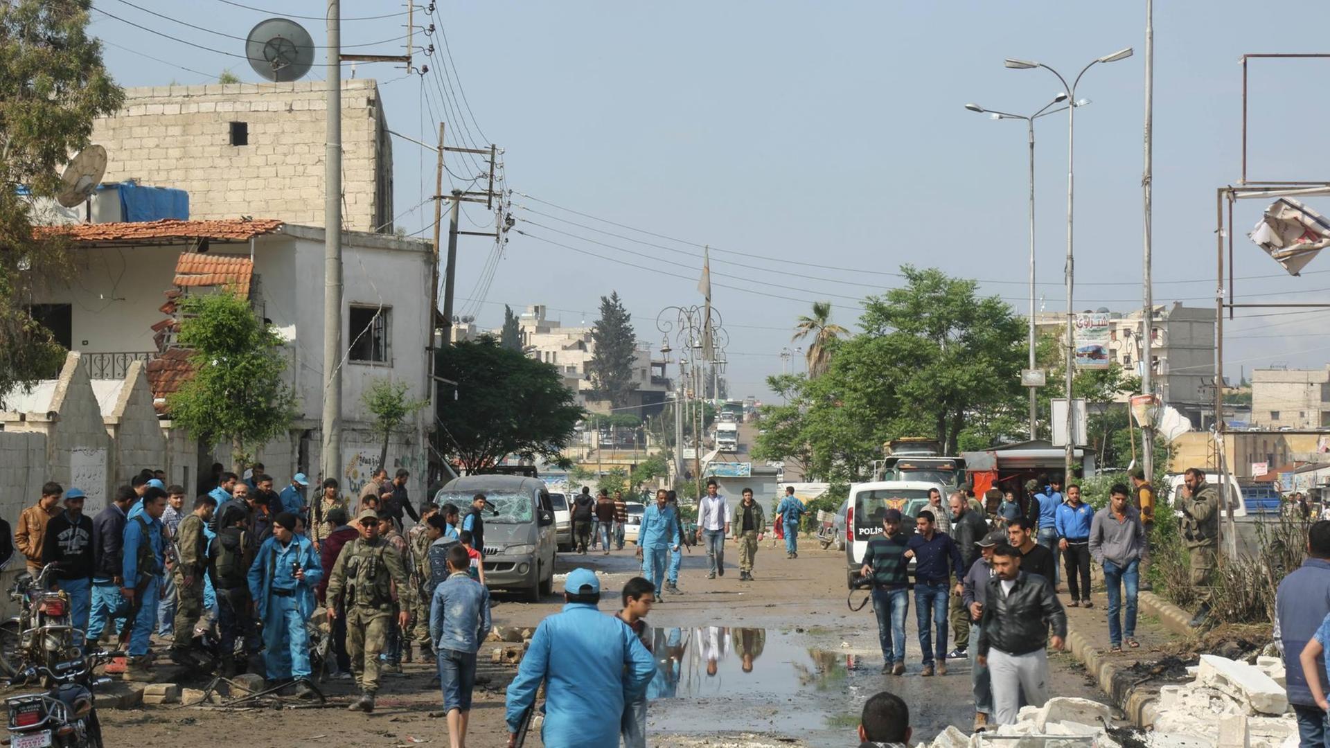 3. Mai 2017: Mindestens vier Menschen sind bei der Detonation einer Autobombe in der nordsyriuschen Stadt Aziz ums Leben gekommen. Zwei waren Iraker, die dort dem Krieg und der Gewalt in ihrer Heimat entkommen wollten. 3. Mai 2017: Mindestens vier Menschen sind bei der Detonation einer Autobombe in der nordsyriuschen Stadt Aziz ums Leben gekommen. Zwei waren Iraker, die dort dem Krieg und der Gewalt in ihrer Heimat entkommen wollten.