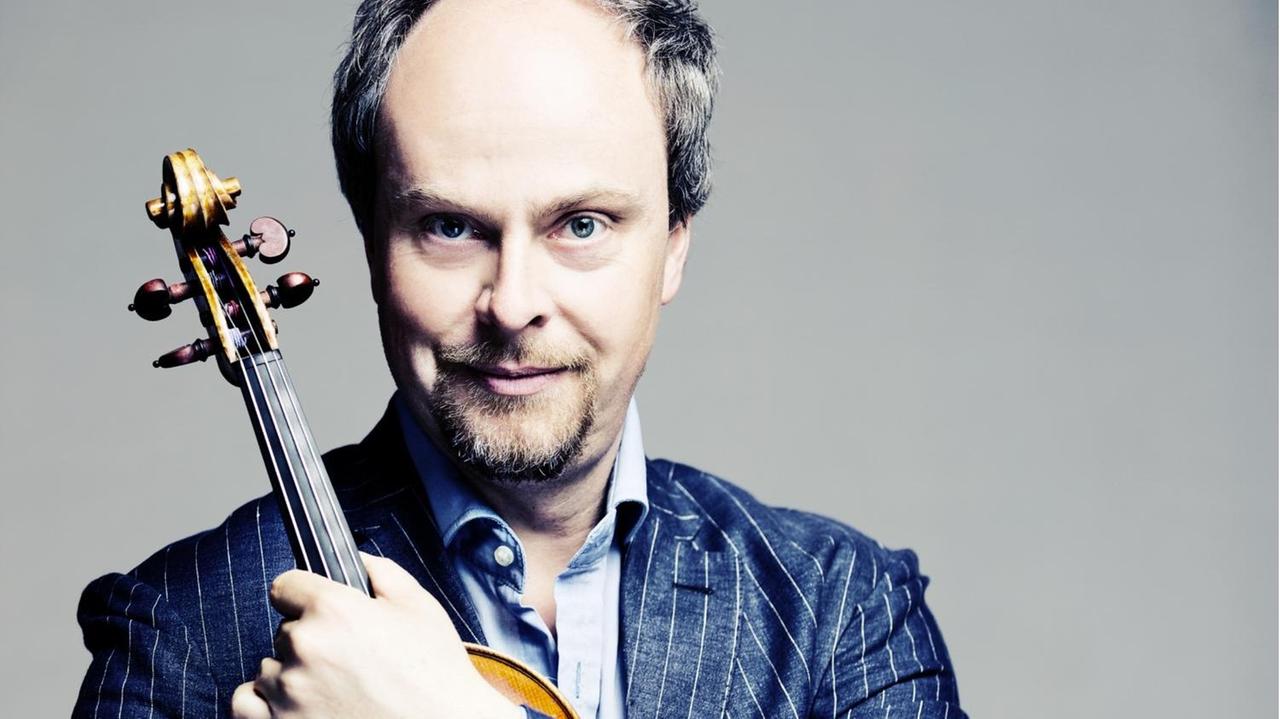 Der Bratscher mit seinem Instrument, das er an die Schulter lehnt. Der Bratscher mit seinem Instrument, das er an die Schulter lehnt.