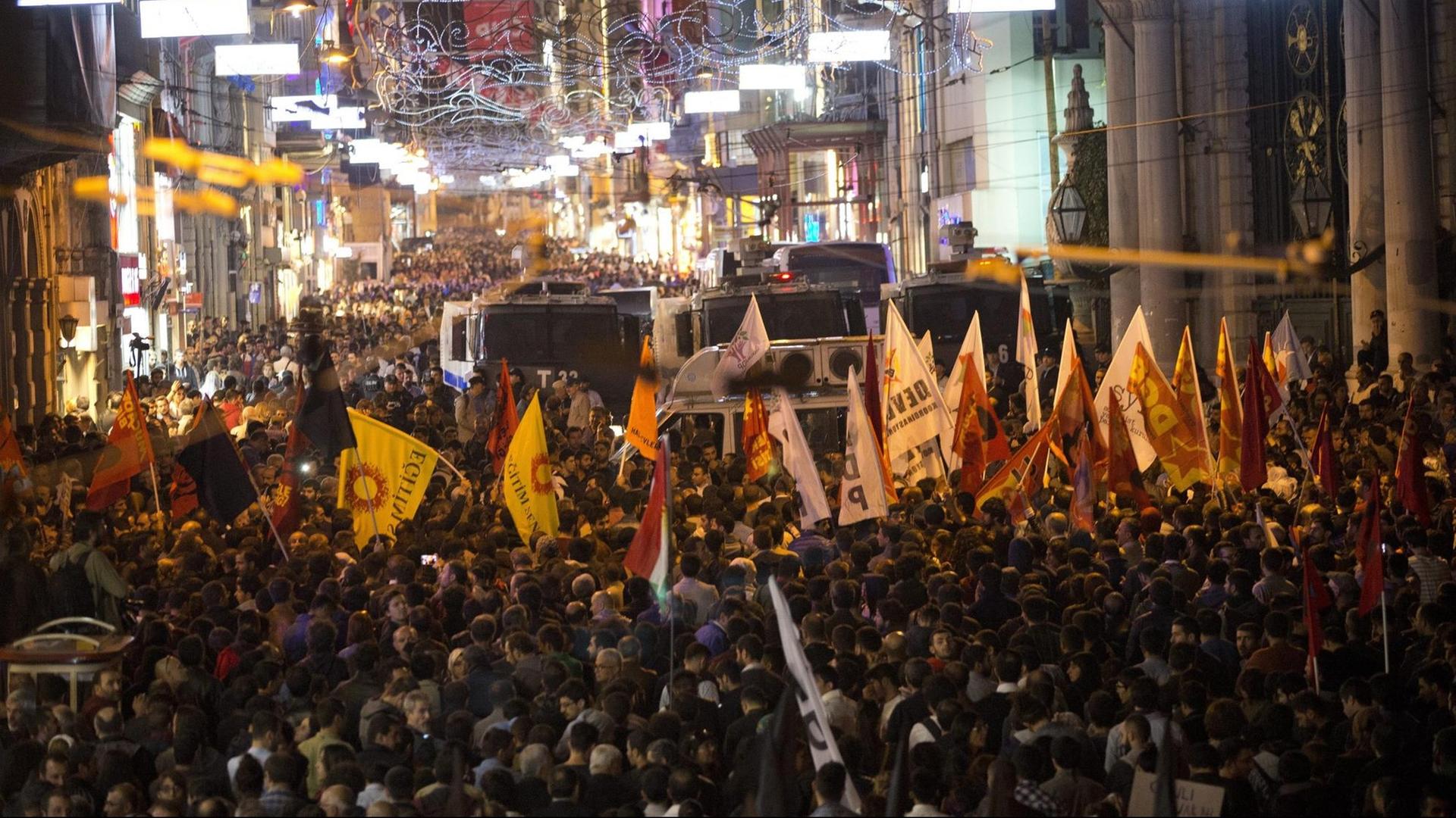 Antiregierungsproteste in Istanbul nach dem Anschlag in Ankara. Antiregierungsproteste in Istanbul nach dem Anschlag in Ankara.
