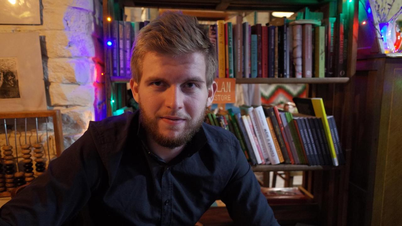 Der künftige Abgeordnete Swjatoslaw Jurasch von der Partei "Diener des Volkes" in einem Café. Der künftige Abgeordnete Swjatoslaw Jurasch von der Partei "Diener des Volkes" in einem Café.