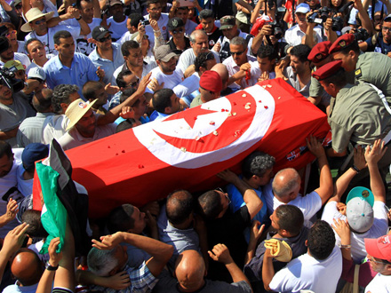 Der ermordete tunesische Oppositionspolitiker Mohamed Brahmi wird in Tunis zu Grabe getragen.