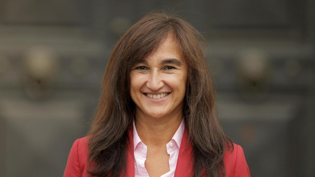 Das Mitglied des Schattenkabinetts der hessischen SPD für die Landtagswahl am 22. September 2013, Laura Garavini (Europa und Integration), aufgenommen am 28.08.2013 bei einem Fototermin vor dem Landtag in Wiesbaden (Hessen). Das Mitglied des Schattenkabinetts der hessischen SPD für die Landtagswahl am 22. September 2013, Laura Garavini (Europa und Integration), aufgenommen am 28.08.2013 bei einem Fototermin vor dem Landtag in Wiesbaden (Hessen).