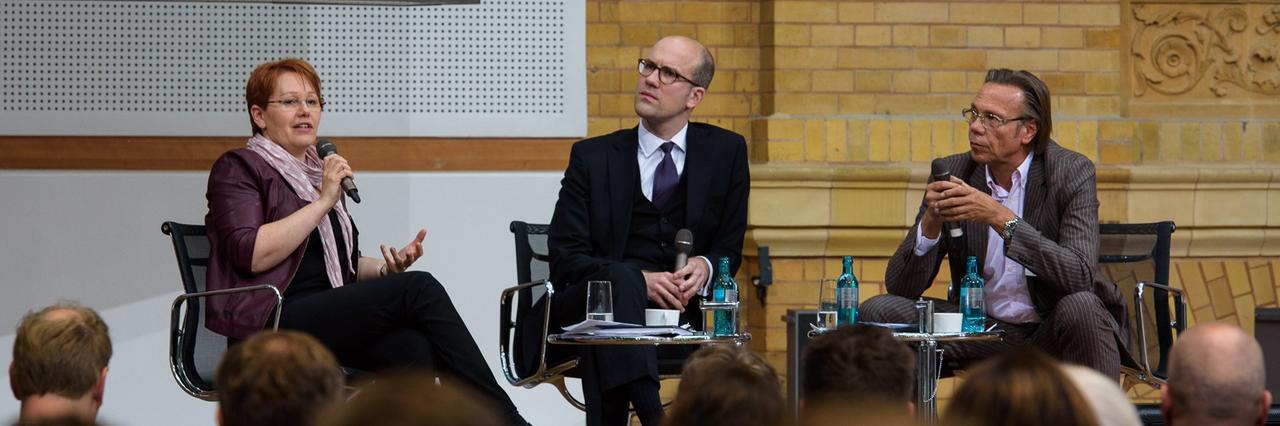 Streitgespräch "Pro und Contra Digitalisierung in der Schule" mit Ira Diethelm, Manuel J. Hartung (Mod.) und Harald Welzer (re.) Streitgespräch "Pro und Contra Digitalisierung in der Schule" mit Ira Diethelm, Manuel J. Hartung (Mod.) und Harald Welzer (re.)