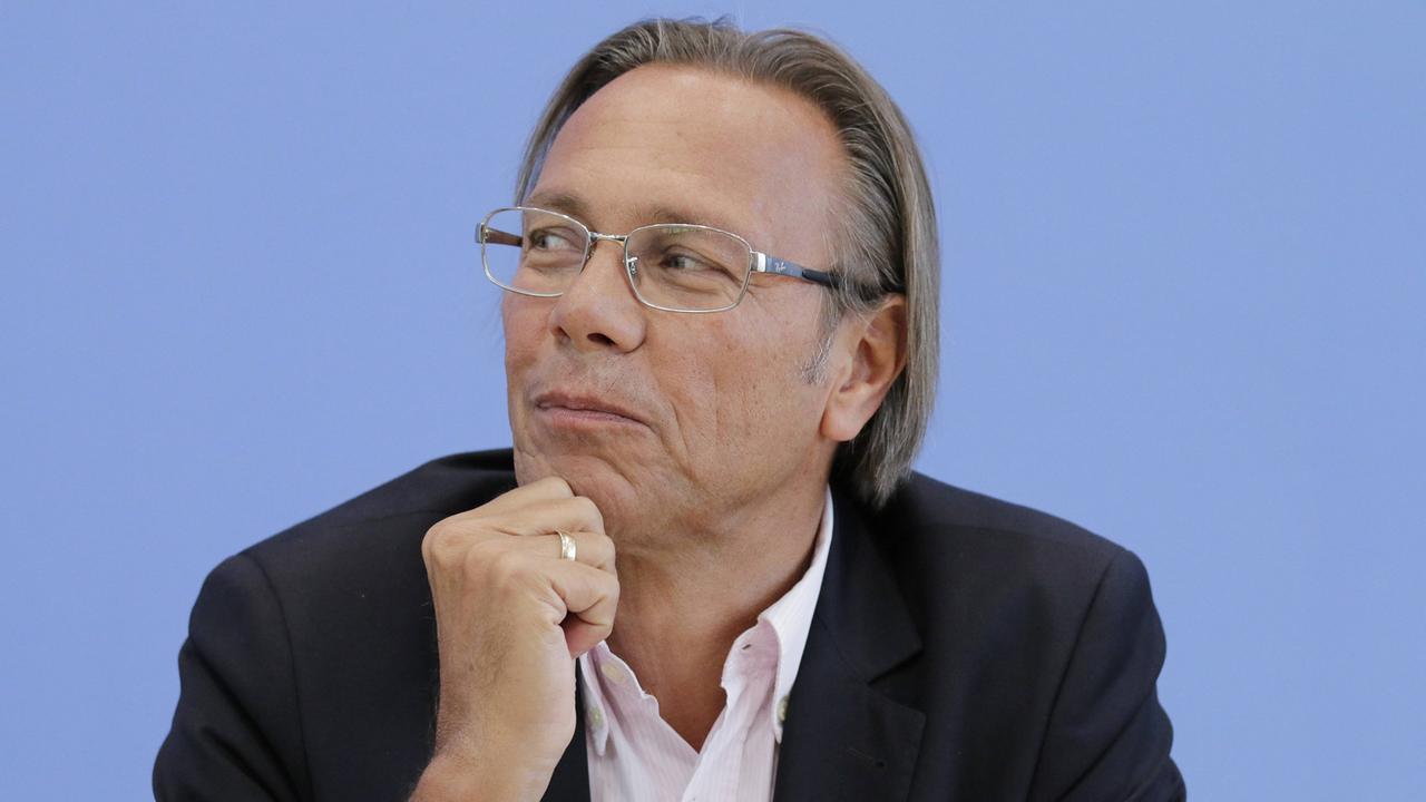 Der Soziologe und Sozialpsychologe Harald Welzer, aufgenommen am 22.9.2016 in der Bundespressekonferenz in Berlin
Der Soziologe und Sozialpsychologe Harald Welzer, aufgenommen am 22.9.2016 in der Bundespressekonferenz in Berlin