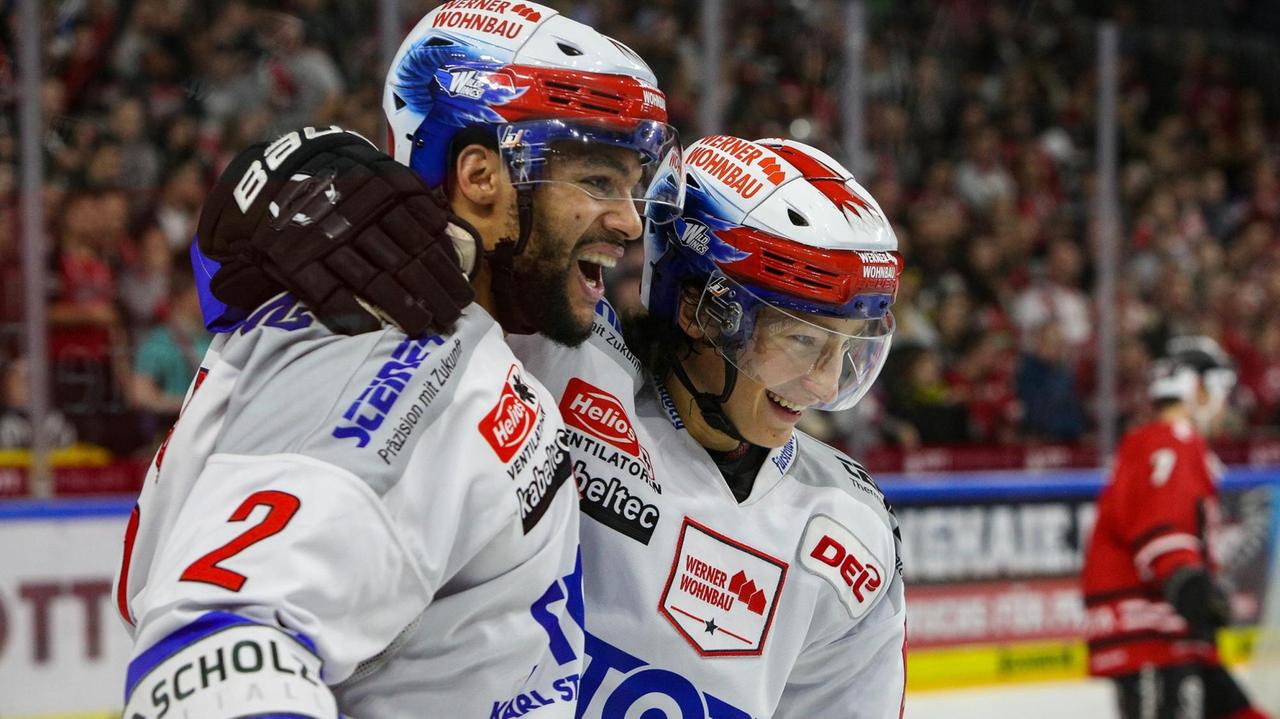 Zwei Eishockeyspieler freuen sich nach einem erzielten Tor. Zwei Eishockeyspieler freuen sich nach einem erzielten Tor.