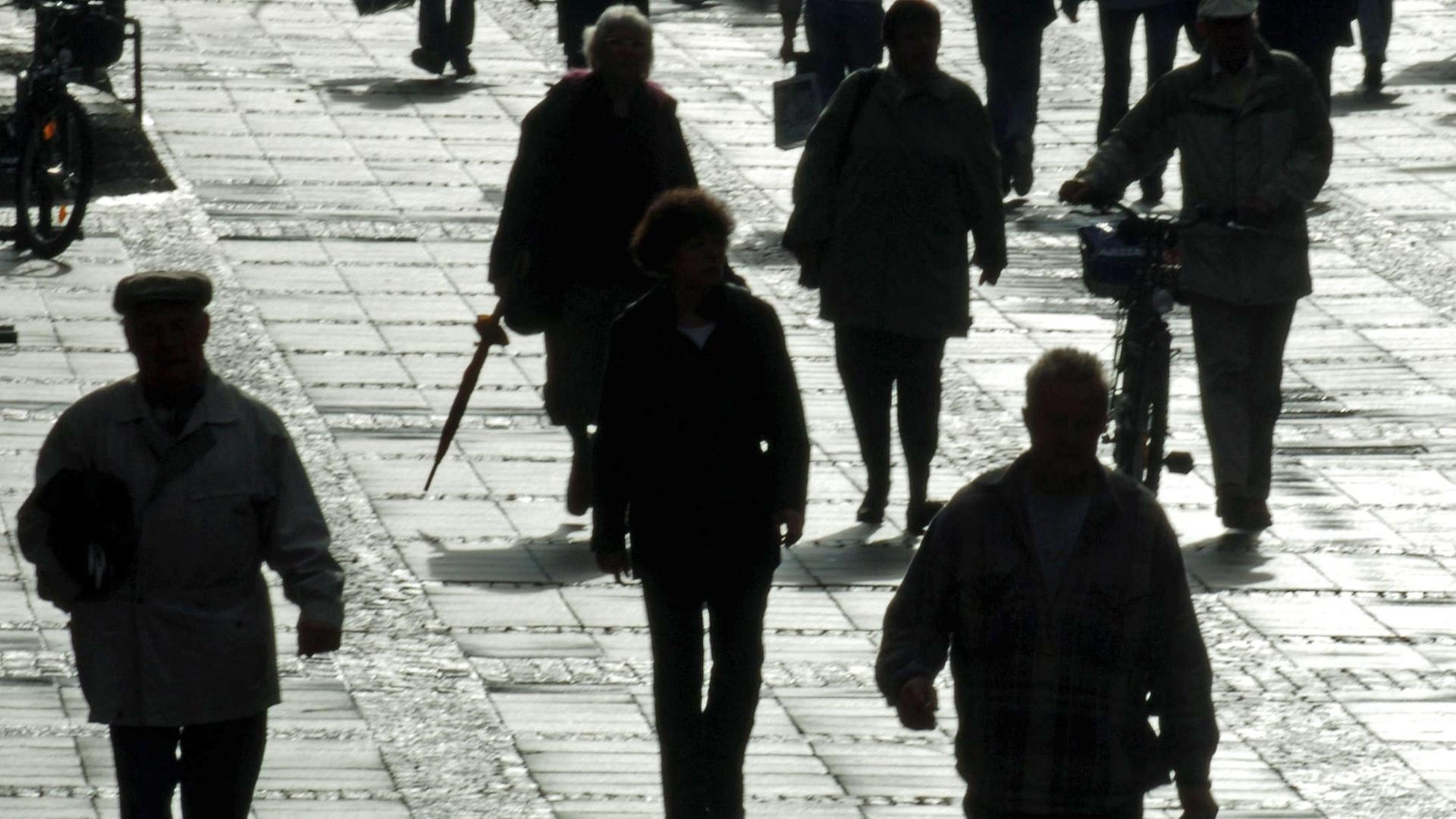 Passanten auf einer Einkaufsstraße in Darmstadt. Passanten auf einer Einkaufsstraße in Darmstadt.