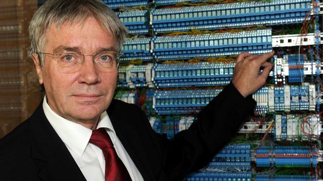 Horst Zuse ist der Sohn von Konrad Zuse, dem Erfinder der ersten programmierbaren Rechenmaschine: Hier steht er vor einem funktionellen Nachbau des Z3, dem dritten Rechner seines Vaters. Das Original der Rechenmaschine wurde 1943 bei einem Bombenangriff zerstört.