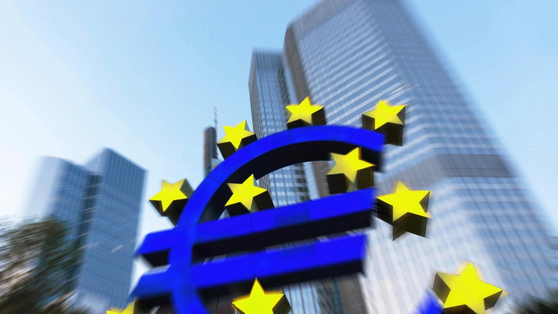 Die Euro-Skulptur am Willy-Brandt-Platz vor der EZB-Zentrale in Frankfurt am Main