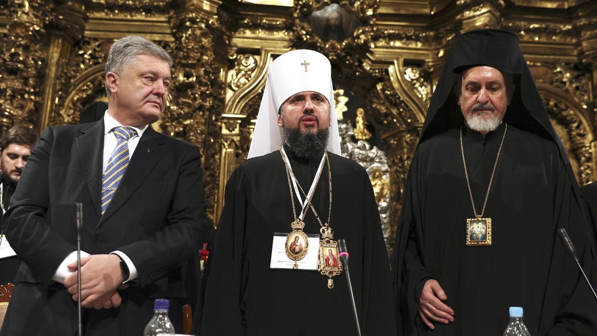 Der ukrainische Präsident Poroschenko, das Oberhaupt der neuen orthodoxen Kirche, Metropolit Epiphanius, und Oberbischof Emmanuel. Der ukrainische Präsident Poroschenko, das Oberhaupt der neuen orthodoxen Kirche, Metropolit Epiphanius, und Oberbischof Emmanuel.