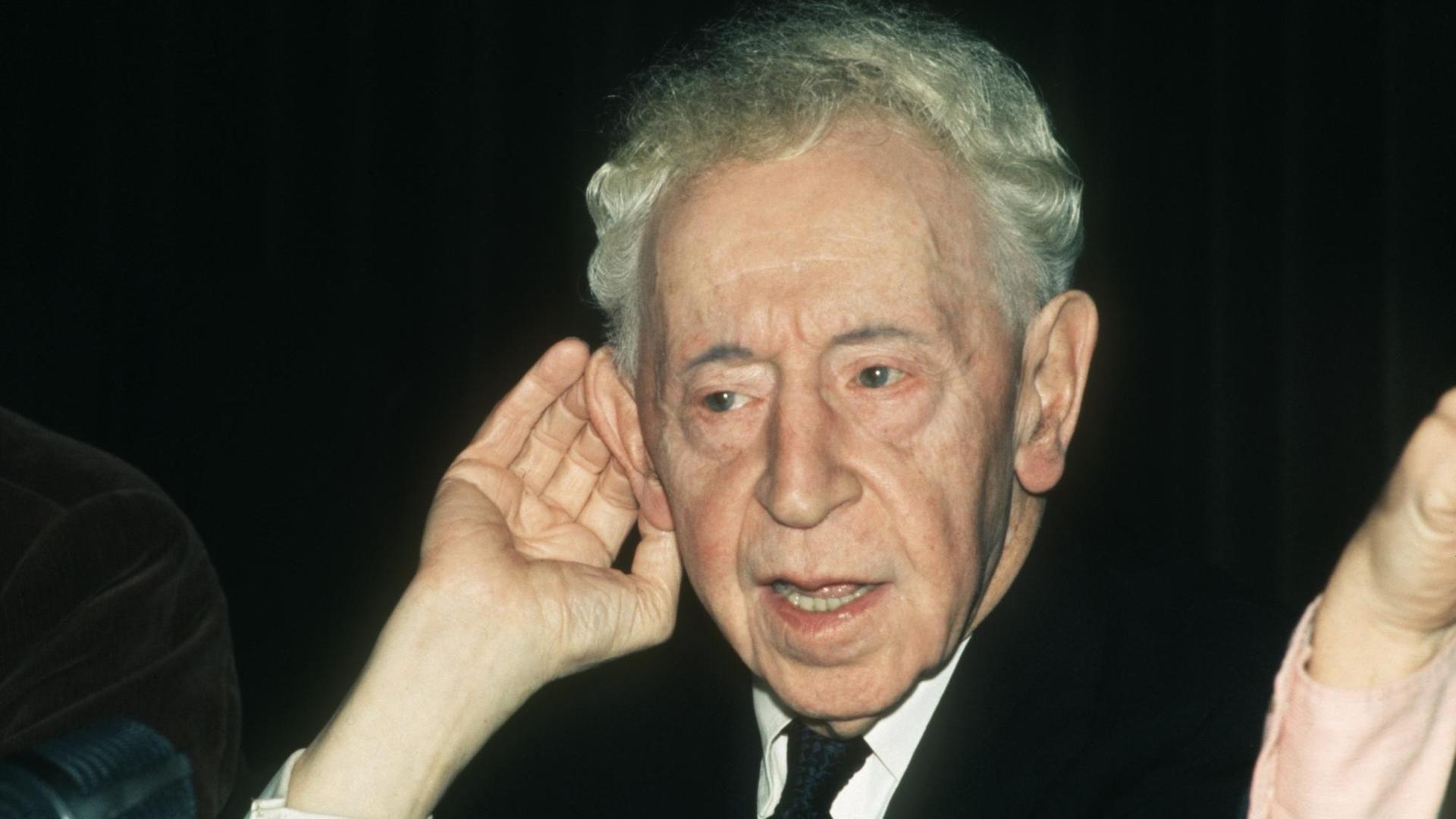Arthur Rubinstein in einem Portrait von 1973 hält sich die rechte Hand ans rechte Ohr Arthur Rubinstein in einem Portrait von 1973 hält sich die rechte Hand ans rechte Ohr
