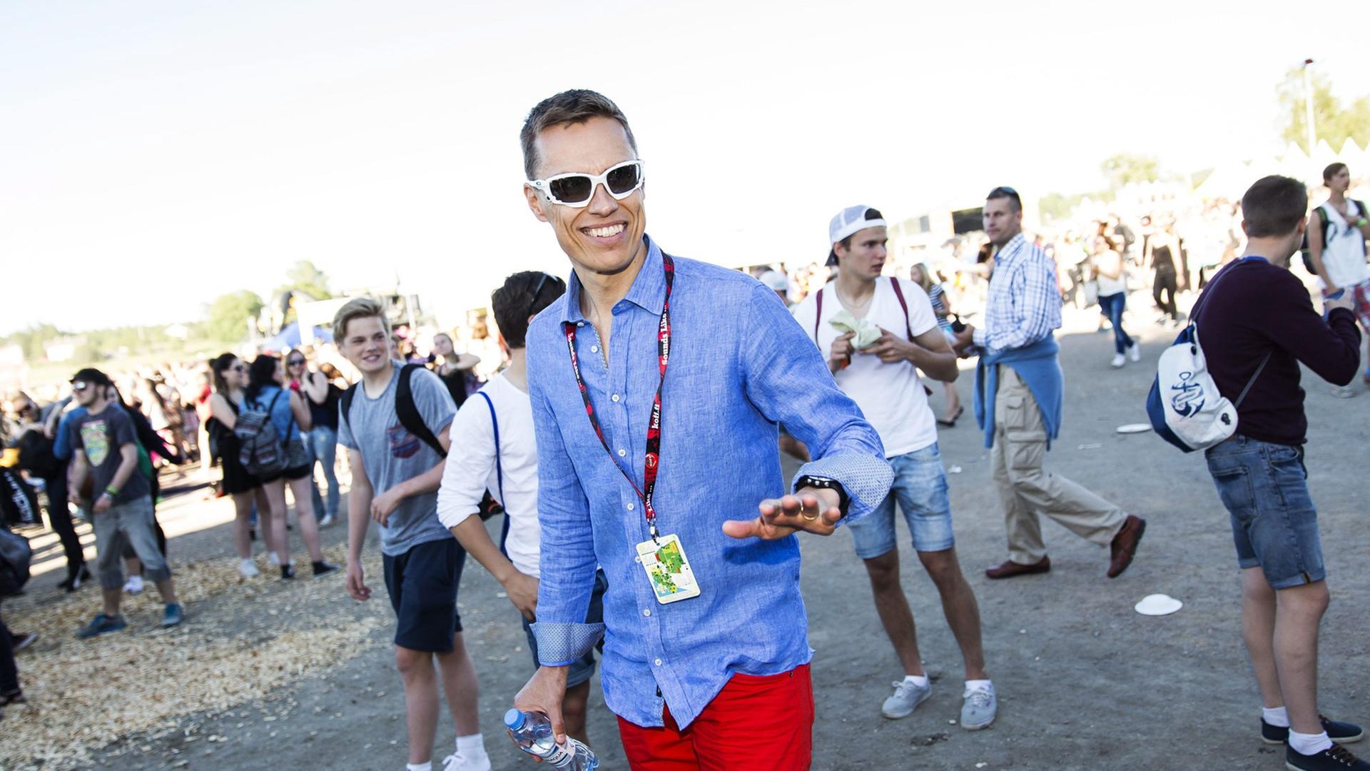 Der finnische Premierminister Alexander Stubb mischt sich mit einer knallroten Hose und Sonnenbrille unter die Besucher des Ruisrock-Festivals 2014. Der finnische Premierminister Alexander Stubb mischt sich mit einer knallroten Hose und Sonnenbrille unter die Besucher des Ruisrock-Festivals 2014.