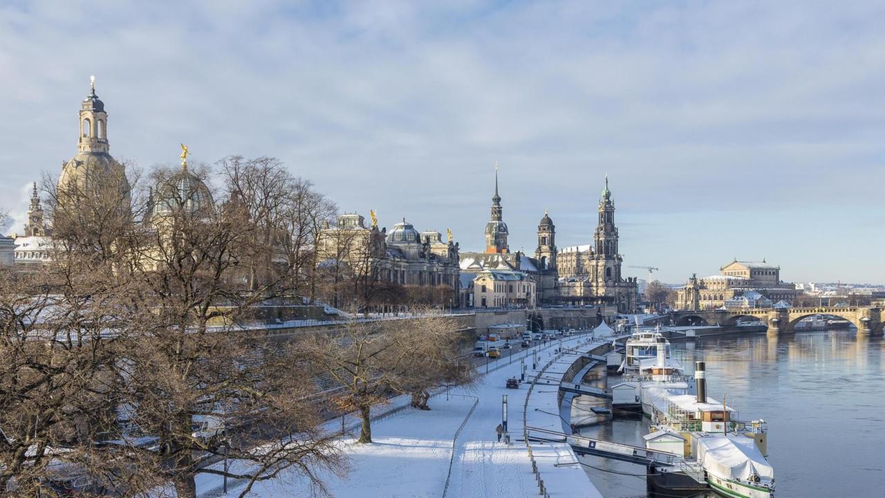 Verschneite Dresdner Altstadt mit Elbe und Anlegestelle für Dampfer, Kuppel der Frauenkirche, Kunstakademie, Sekundogenitur, Hausmannsturm, Ständehaus, Hofkirche, Semperoper und Augustusbrücke. Verschneite Dresdner Altstadt mit Elbe und Anlegestelle für Dampfer, Kuppel der Frauenkirche, Kunstakademie, Sekundogenitur, Hausmannsturm, Ständehaus, Hofkirche, Semperoper und Augustusbrücke.