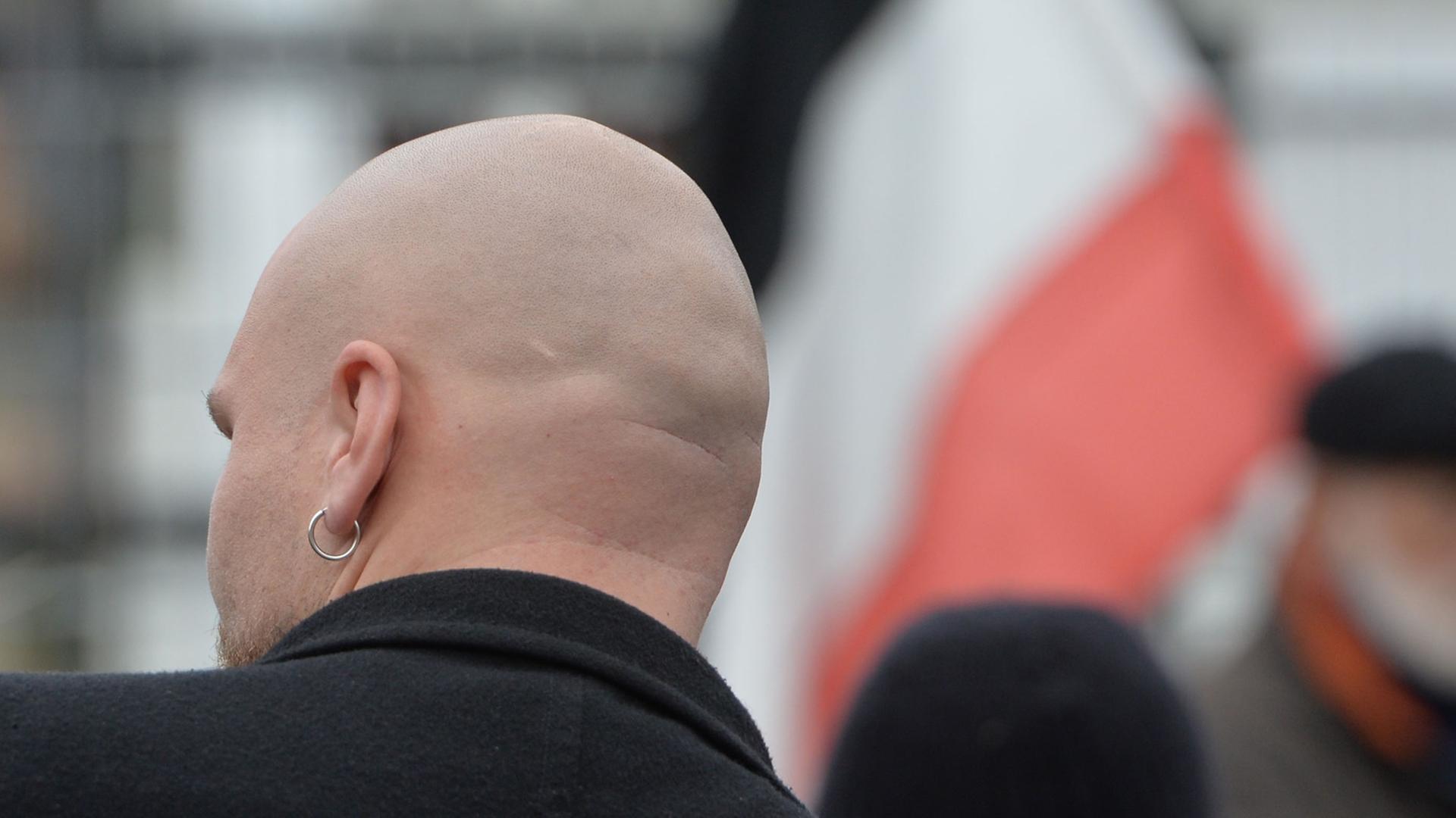Ein glatzköpfiger Teilnehmer eines Aufmarsches des Neonazi-Netzwerks Freies Netz Süd steht auf einer Straße in Wunsiedel (Bayern) Ein glatzköpfiger Teilnehmer eines Aufmarsches des Neonazi-Netzwerks Freies Netz Süd steht auf einer Straße in Wunsiedel (Bayern)