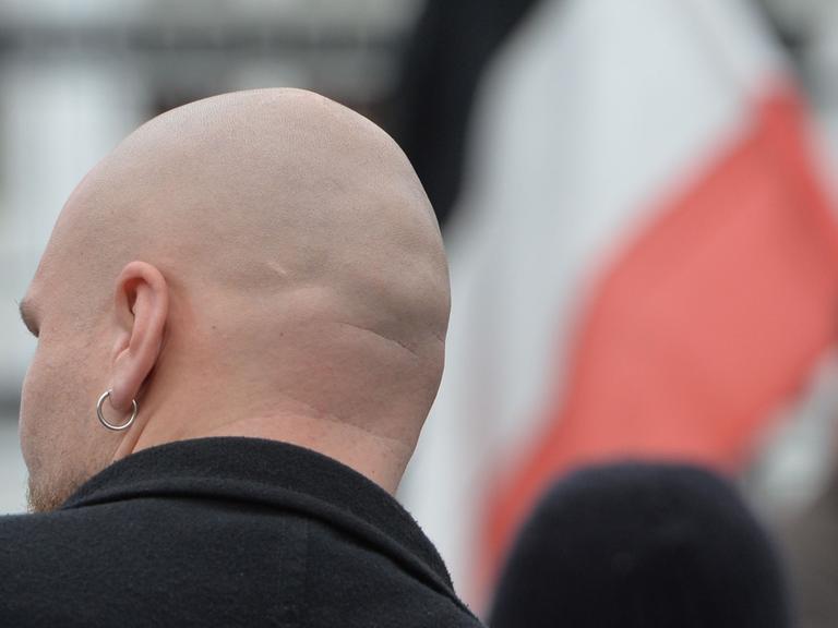 Ein glatzköpfiger Teilnehmer eines Aufmarsches des Neonazi-Netzwerks Freies Netz Süd steht auf einer Straße in Wunsiedel (Bayern)