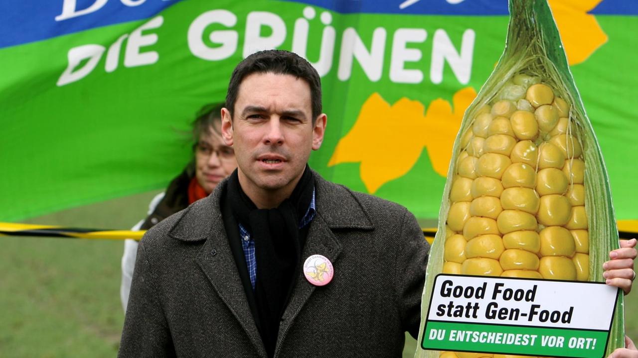 Beim Start einer landesweiten Kampagne gegen Gentechnik steht 2007 der Landesvorsitzende der Grünen in NRW, Arndt Klocke in Borken mit einem Papp-Maiskoblben auf einem Acker. Unter dem Motto "Good Food statt Gen-Food" starteten die nordrhein-westfälischen Grünen die Kampagne, um auf Pläne der Bundesregierung für ein neues Gentechnikgesetz hinzuweisen. Beim Start einer landesweiten Kampagne gegen Gentechnik steht 2007 der Landesvorsitzende der Grünen in NRW, Arndt Klocke in Borken mit einem Papp-Maiskoblben auf einem Acker. Unter dem Motto "Good Food statt Gen-Food" starteten die nordrhein-westfälischen Grünen die Kampagne, um auf Pläne der Bundesregierung für ein neues Gentechnikgesetz hinzuweisen.