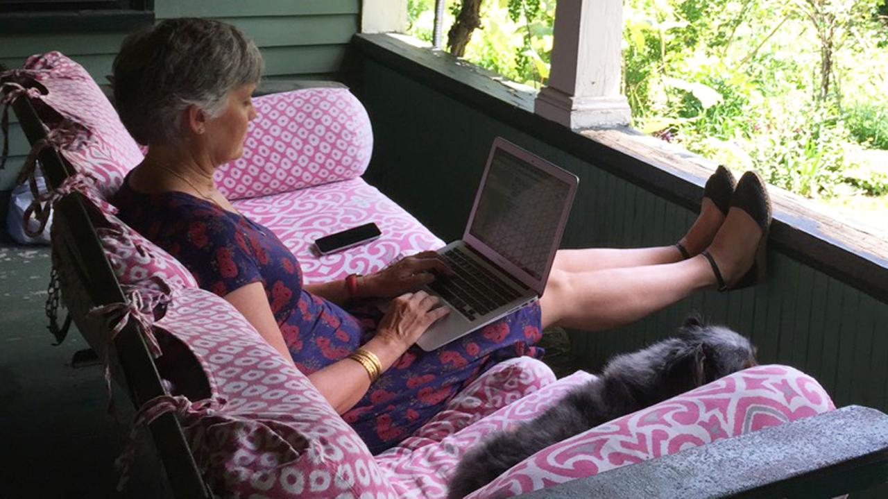 Unternehmerin Robin Chase sitzt auf einem Sofa auf der Veranda ihres Hauses in Los Angeles. Unternehmerin Robin Chase sitzt auf einem Sofa auf der Veranda ihres Hauses in Los Angeles.