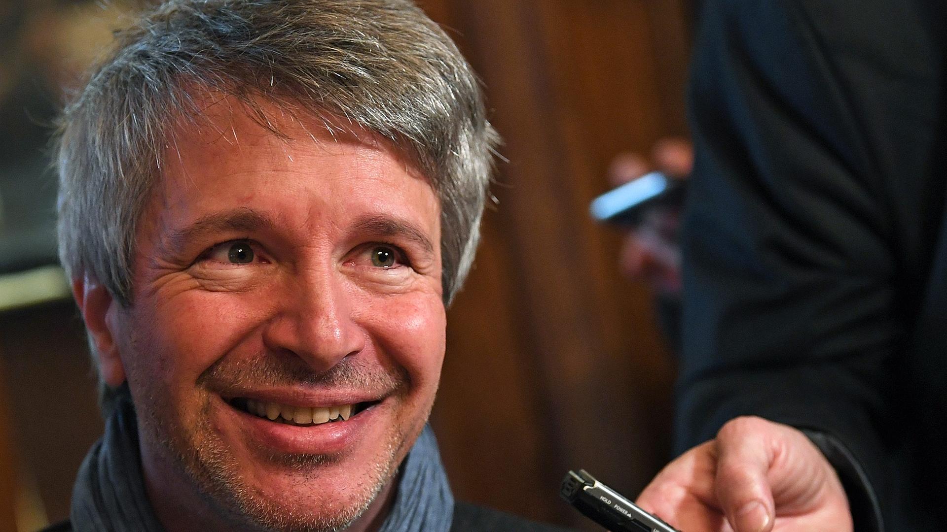 Der französische Autor Eric Vuillard freut sich über den Gewinn des Prix Goncourt für seinen Roman "L'Ordre du Jour" Der französische Autor Eric Vuillard freut sich über den Gewinn des Prix Goncourt für seinen Roman "L'Ordre du Jour"