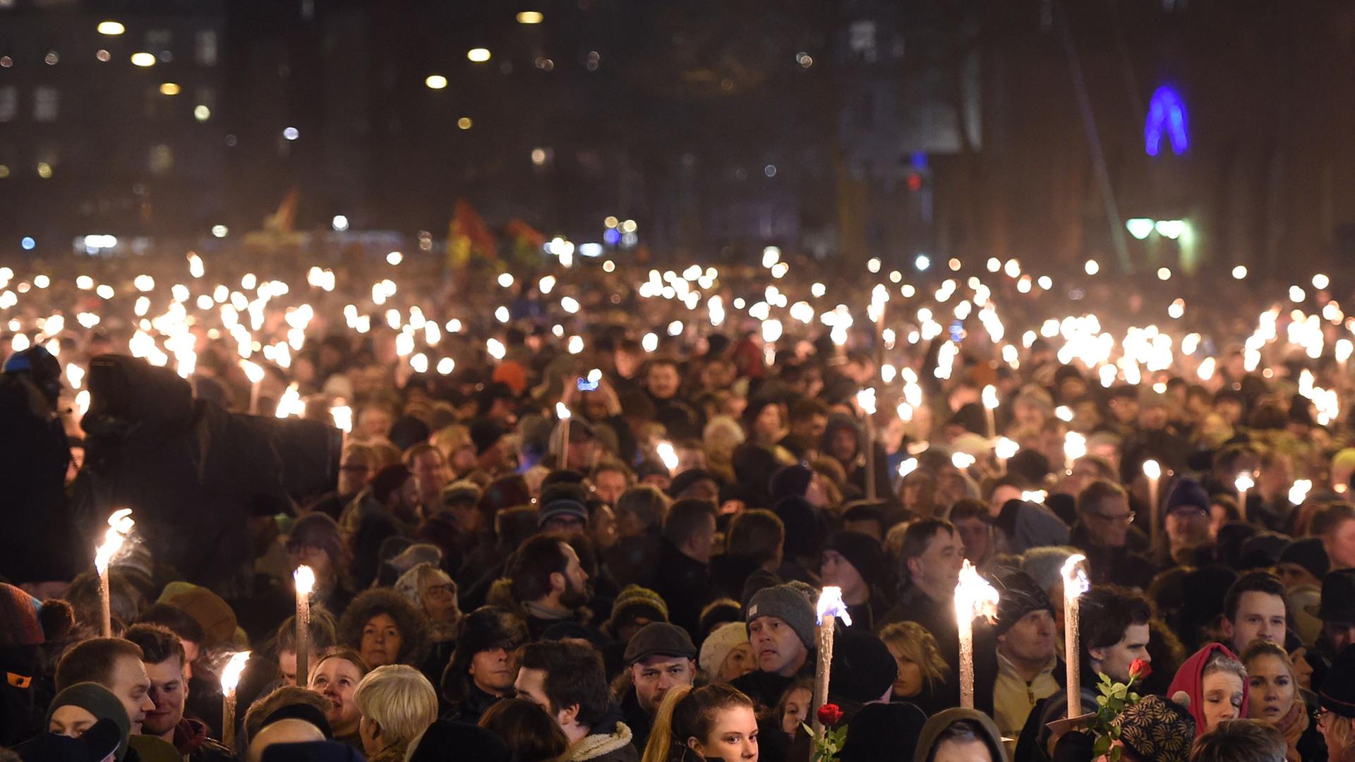 Rund 30.000 Menschen gingen in Kopenhagen gegen Terror auf die Straße.