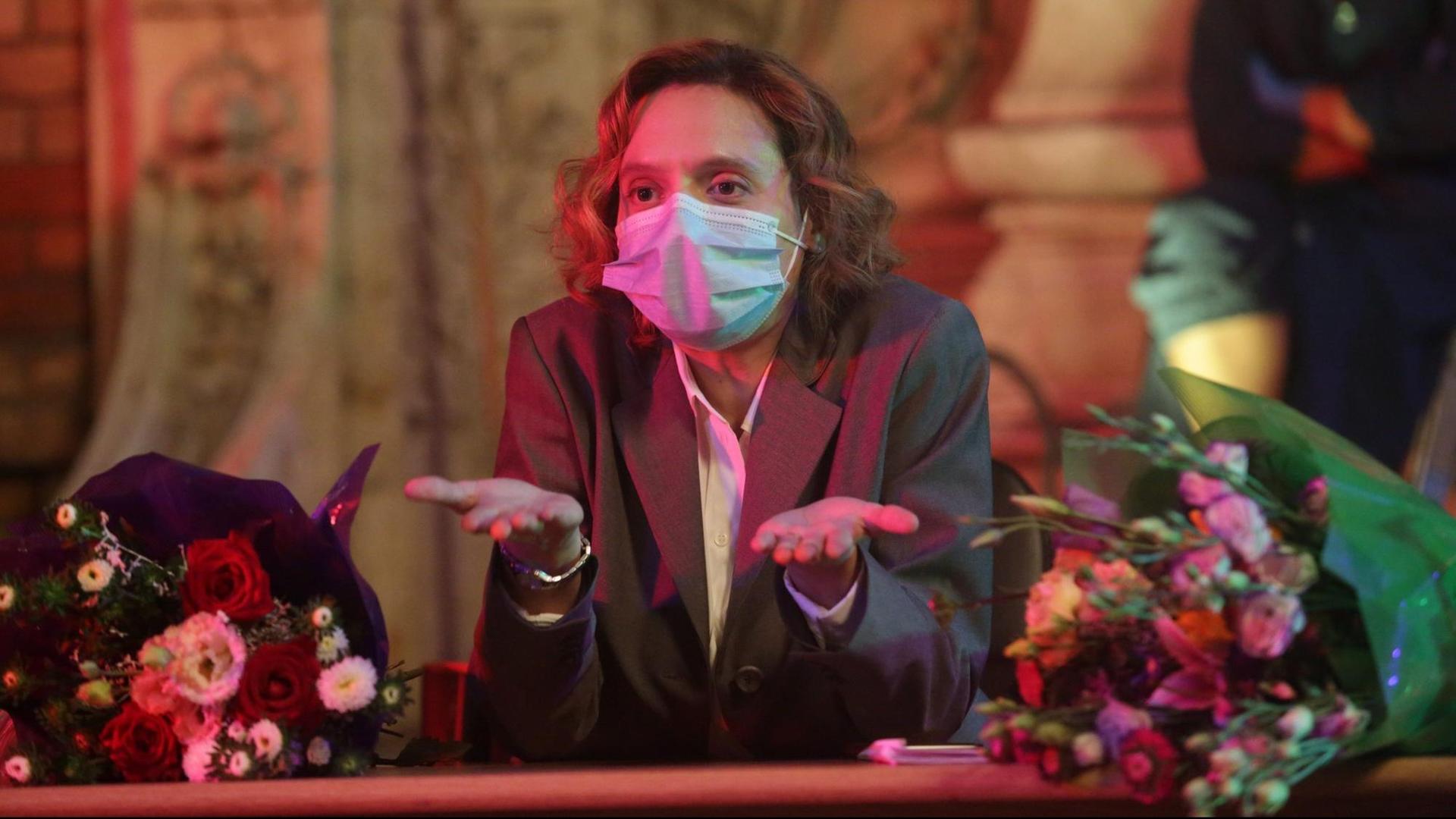 Szene aus dem Gewinnerfilm "Bad Luck Banging or Loony Porn": Eine Frau mit Maske vor dem Gesicht hebt ihre Arme in einer fragenden Pose. Szene aus dem Gewinnerfilm "Bad Luck Banging or Loony Porn": Eine Frau mit Maske vor dem Gesicht hebt ihre Arme in einer fragenden Pose.