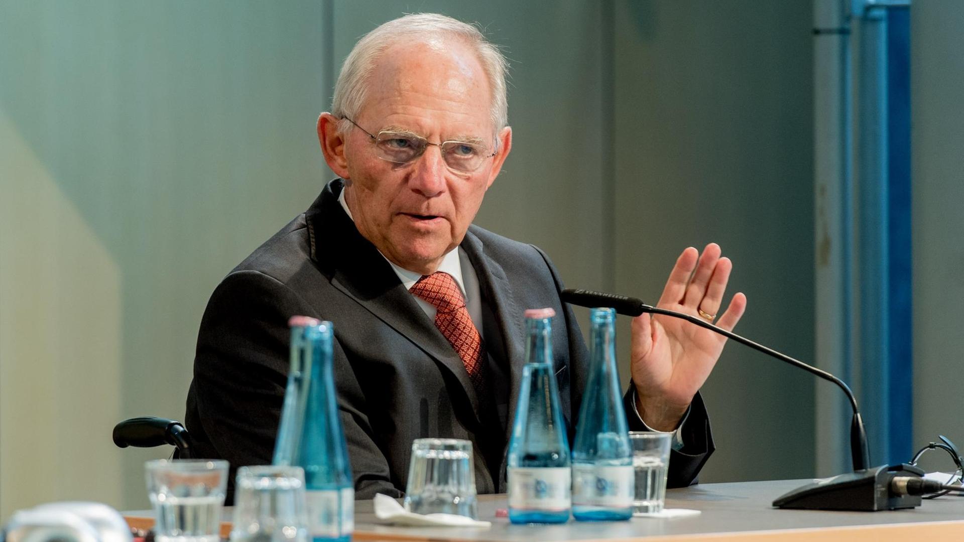 Wolfgang Schäuble spricht auf dem Podium Wolfgang Schäuble spricht auf dem Podium