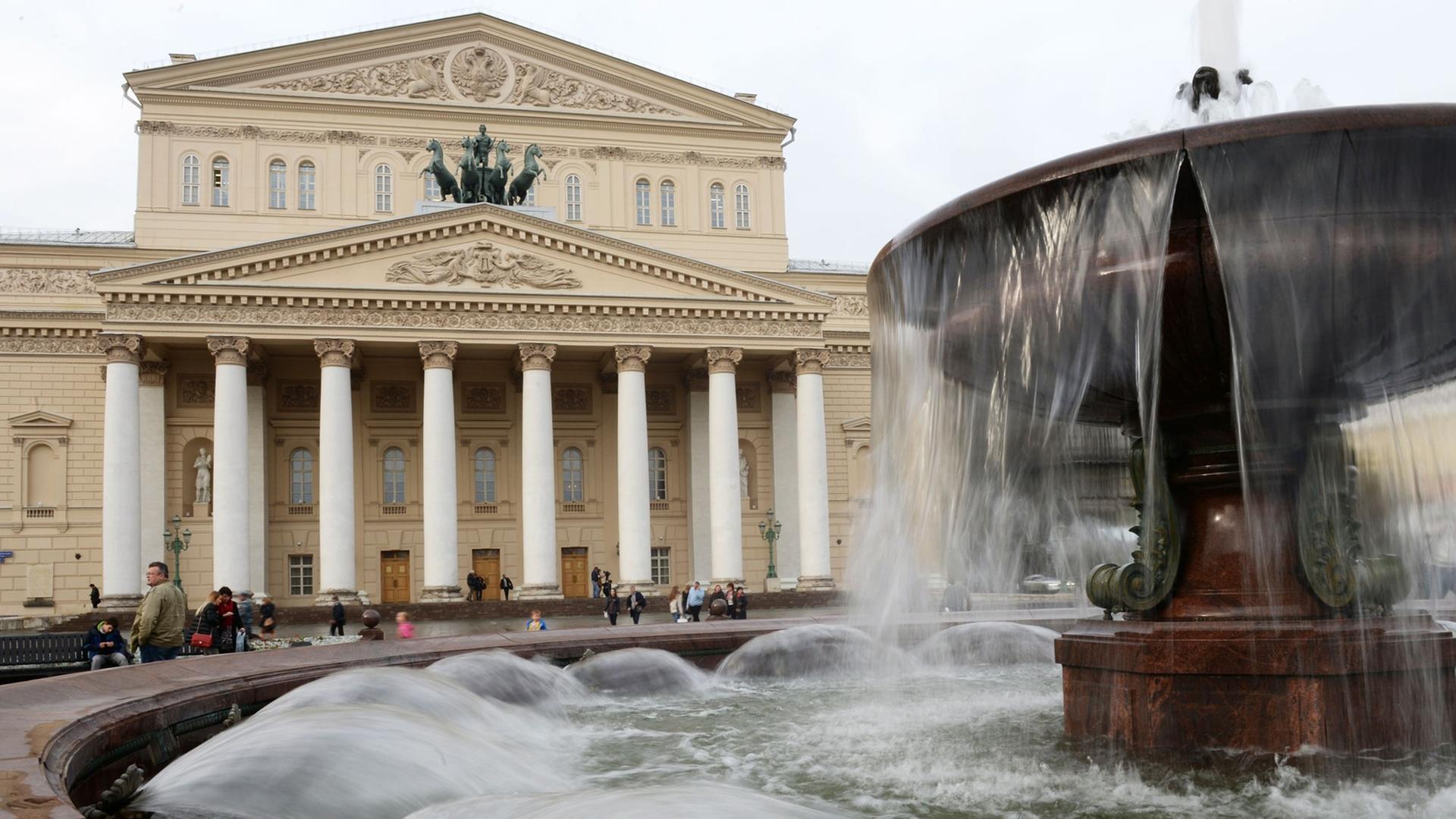 Das ist das Bolschoi-Theater in der Stadt Moskau. Dort ist ein Unfall passiert. Das ist das Bolschoi-Theater in der Stadt Moskau. Dort ist ein Unfall passiert.
