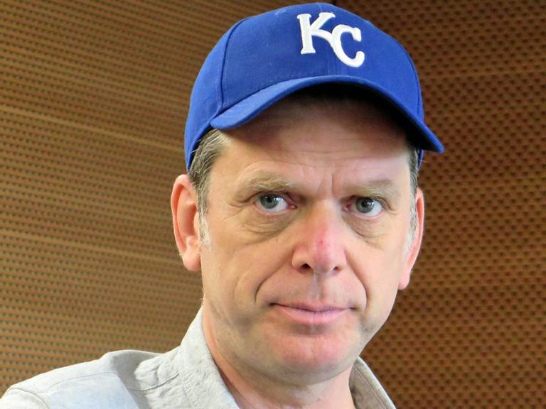 Porträt eines Mannes mit blauer Baseball-Kappe: der US-amerikanische Singer-Songwriter Jeb Loy Nichols.