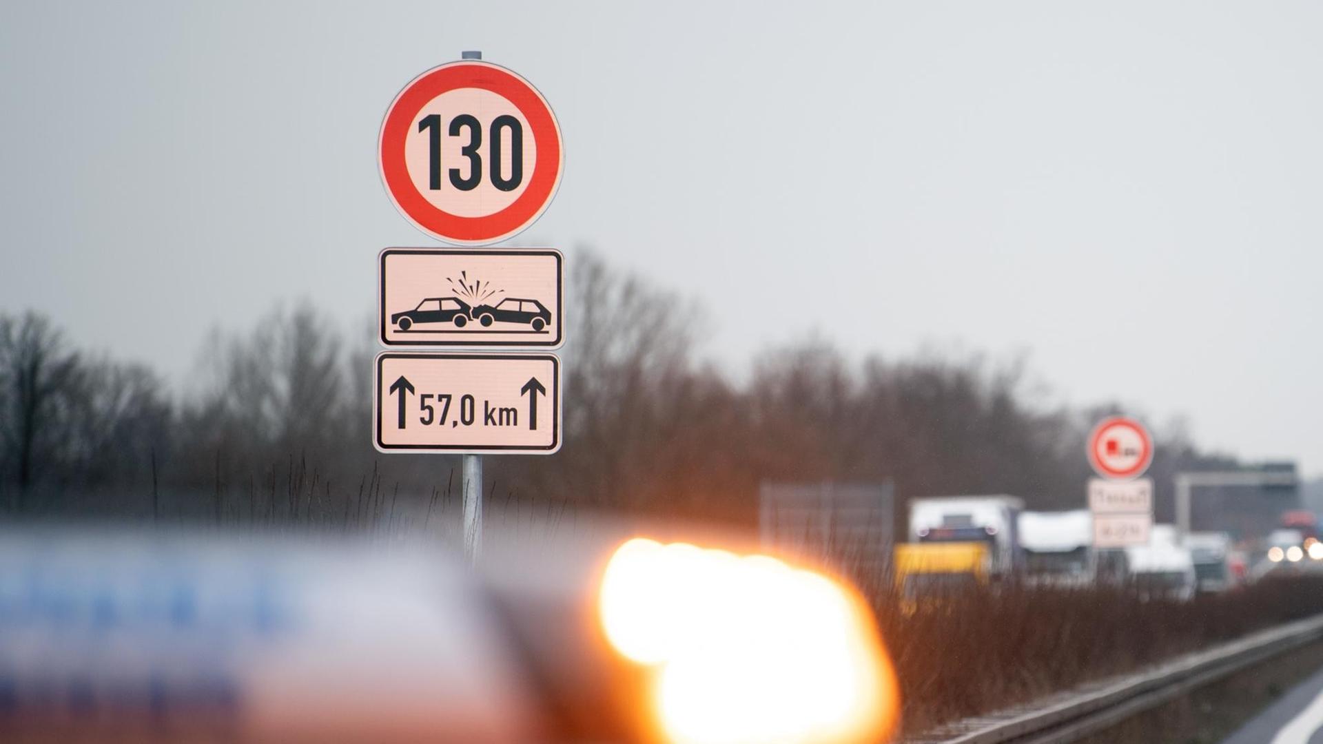 Ein Verkehrszeichen zur Geschwindigkeitsbegrenzung für die nächsten 57,0 Kilometer auf der Autobahn A13. Auf einem Streckenabschnitt der A13 gilt jetzt ein Tempolimit von 130 Kilometern pro Stunde.
