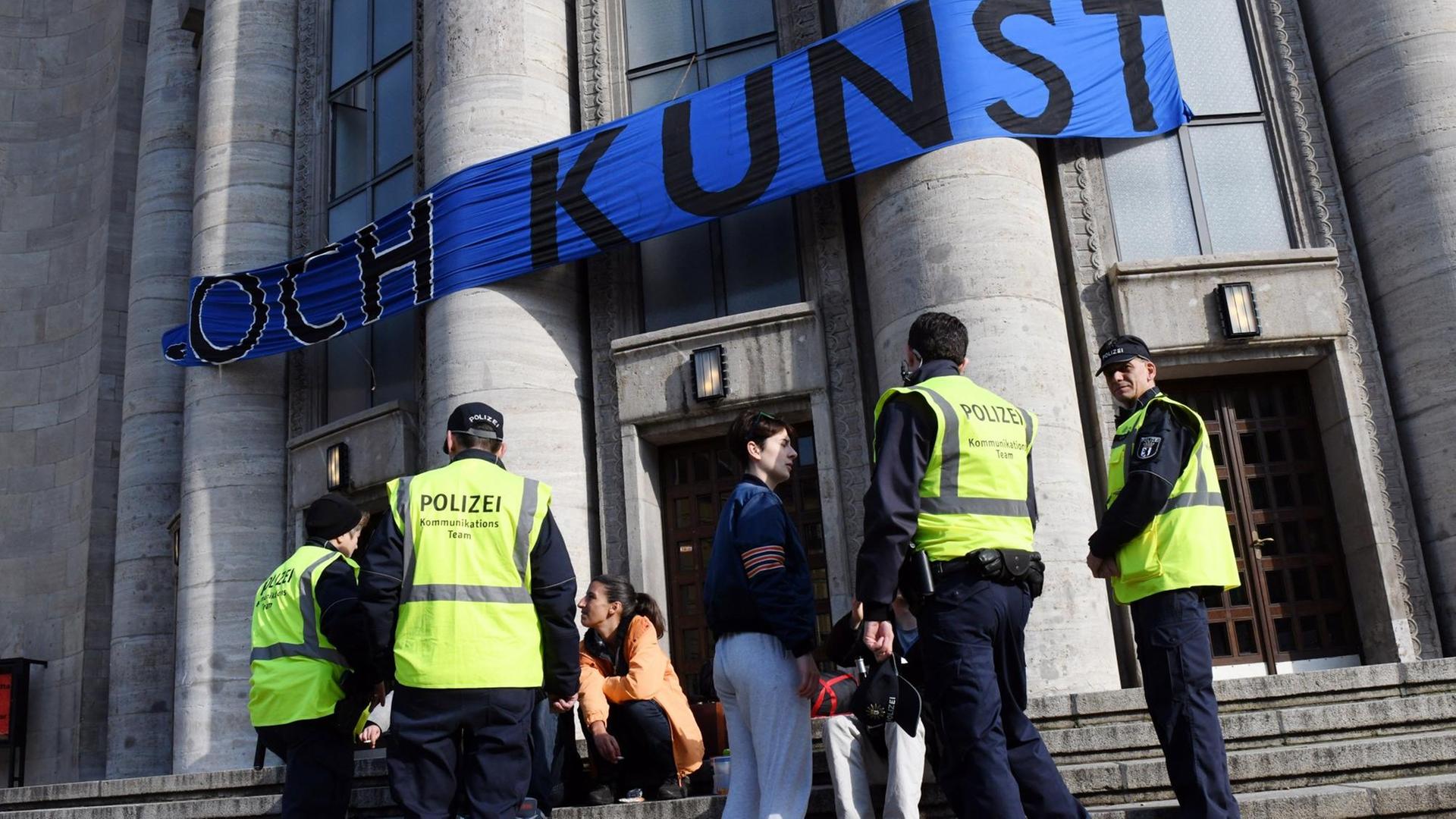 Polizisten sprechen am 28.09.2017 an der besetzten Volksbühne in Berlin mit Kunst- und Politaktivsten. Ein Transparent mit dem Schriftzug "doch Kunst" ist am Gebäude angebracht. Polizisten sprechen am 28.09.2017 an der besetzten Volksbühne in Berlin mit Kunst- und Politaktivsten. Ein Transparent mit dem Schriftzug "doch Kunst" ist am Gebäude angebracht.