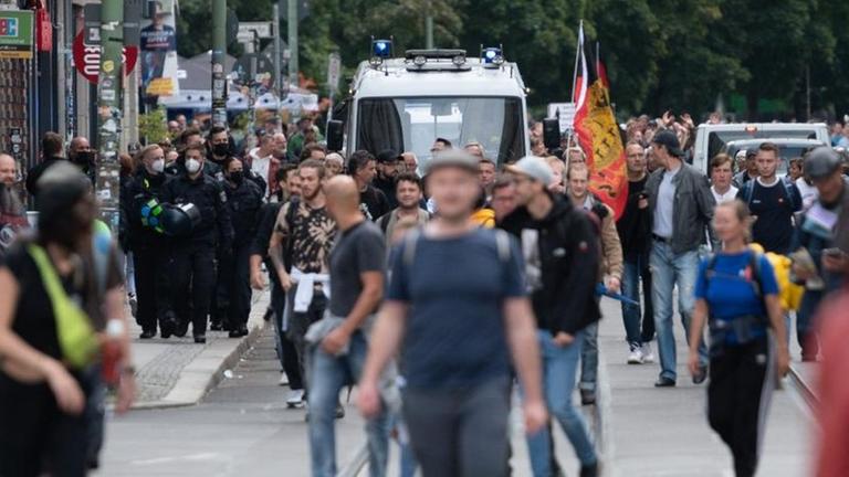 Aus Protest gegen die Corona-Politik ziehen Demonstranten durch die Stadt. Aus Protest gegen die Corona-Politik ziehen Demonstranten durch die Stadt.