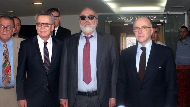 Bundesinnenminister Thomas de Maizière (CDU) mit seinen Amtskollegen aus Griechenland und Frankreich, Panagiotis Kouroumblis und Bernard Cazeneuve, in Athen.