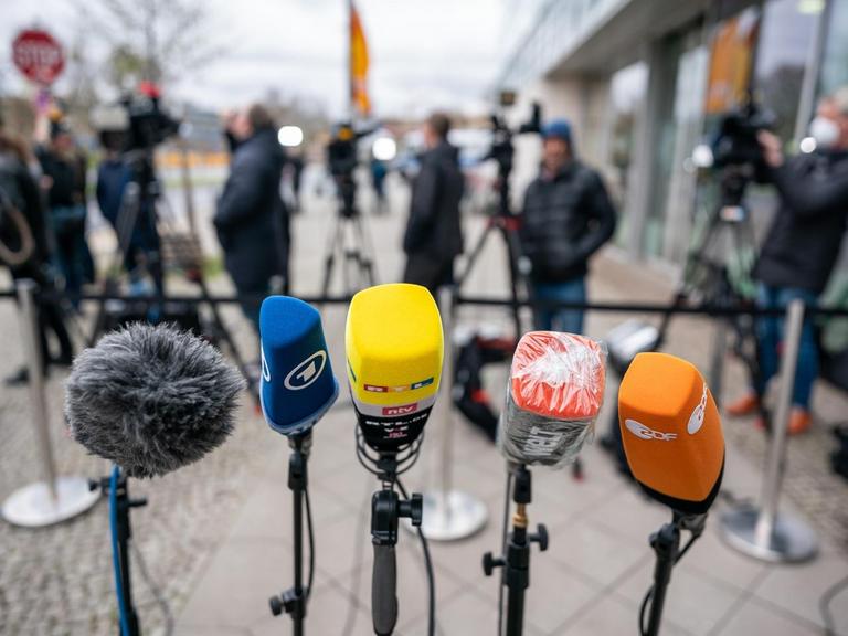 Journalisten und TV-Kameraleute warten auf Armin Laschet, CDU-Bundesvorsitzender und Ministerpräsident von Nordrhein-Westfalen, vor Beginn der Gremiumsitzung der CDU vor der Parteizentrale.