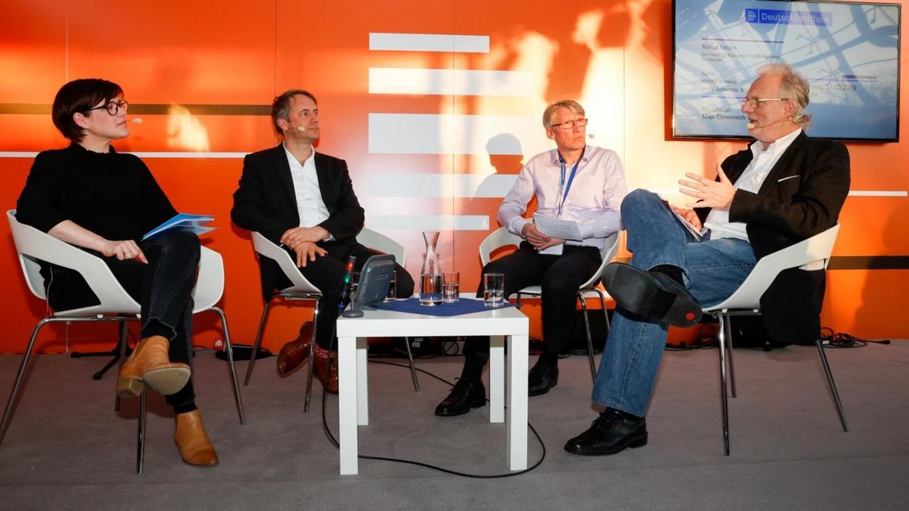 Moderatorin Maja Ellmenreich, Verleger Jo Lendle, Journalist Mirko Schwanitz und Kulturredakteur Hubert Winkels (v.l.n.r.). Moderatorin Maja Ellmenreich, Verleger Jo Lendle, Journalist Mirko Schwanitz und Kulturredakteur Hubert Winkels (v.l.n.r.).