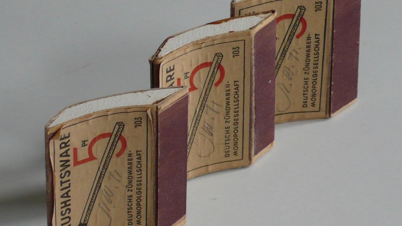 Drei Streichholzschachteln hintereinanderstehend aufgereiht Drei Streichholzschachteln hintereinanderstehend aufgereiht