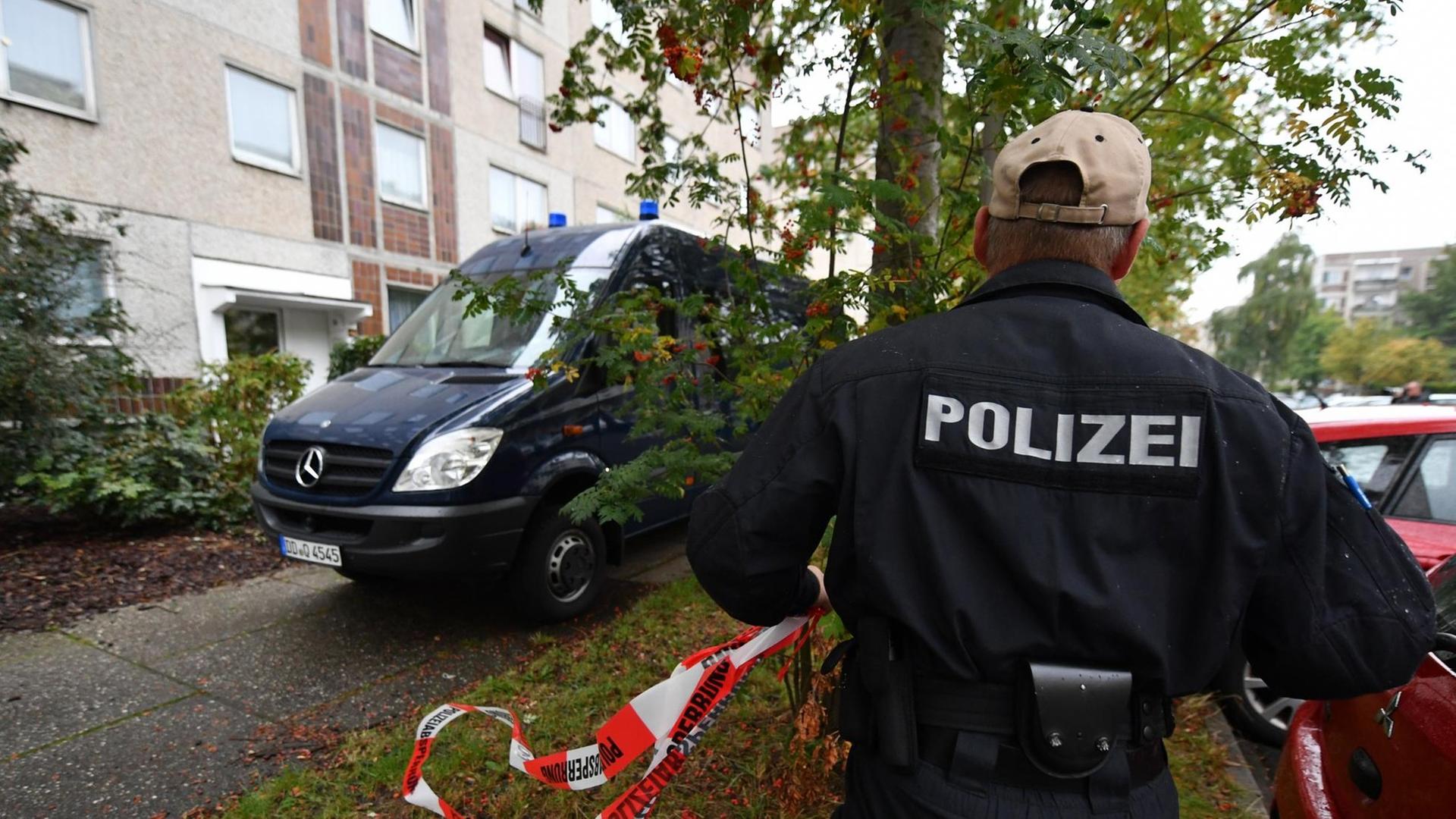 Polizei und Spurensicherung verlassen am 10.10.2016 ein Haus im Stadtteil Paunsdorf in Leipzig (Sachsen). Zwei Tage nach dem brisanten Bombenfund in Chemnitz hat die Polizei dort den bundesweit gesuchten Terrorverdächtigen Syrer festgenommen. Polizei und Spurensicherung verlassen am 10.10.2016 ein Haus im Stadtteil Paunsdorf in Leipzig (Sachsen). Zwei Tage nach dem brisanten Bombenfund in Chemnitz hat die Polizei dort den bundesweit gesuchten Terrorverdächtigen Syrer festgenommen.