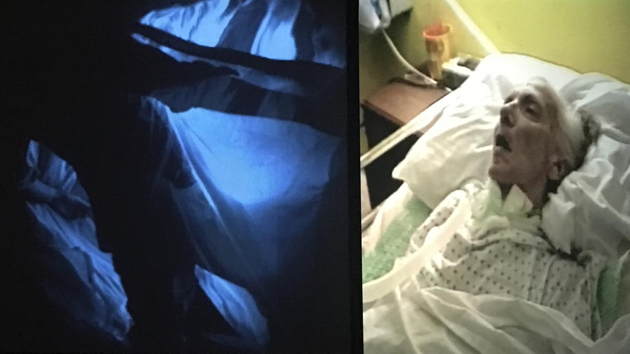 Das Bild zeigt eine Videoaufnahme einer alten, sterbenden Frau im Krankenhausbett Das Bild zeigt eine Videoaufnahme einer alten, sterbenden Frau im Krankenhausbett