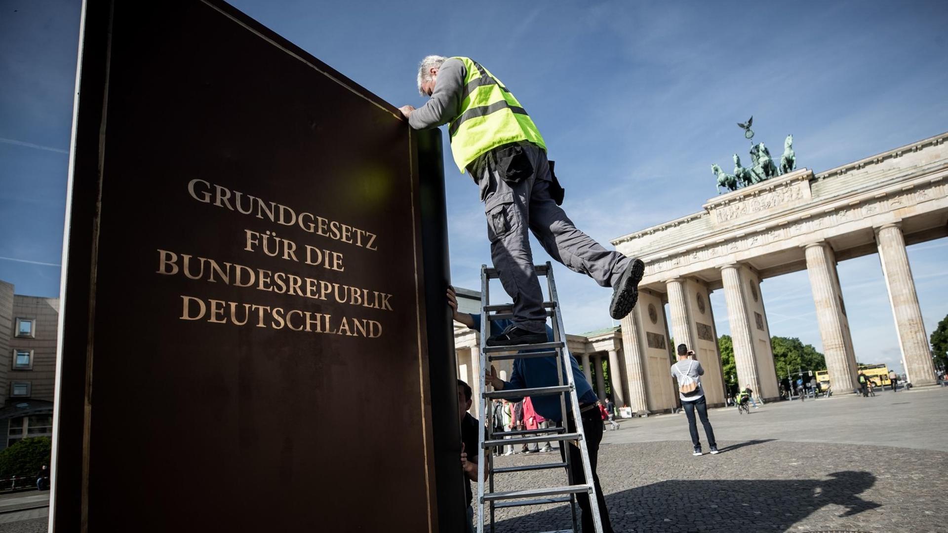 Für eine Feier zum 70. Jahrestag des Grundgesetzes der auf Gesellschaft für Freiheitsrechte wird vor dem Brandenburg Tor ein überdimensionales Grundgesetz aufgestellt. Für eine Feier zum 70. Jahrestag des Grundgesetzes der auf Gesellschaft für Freiheitsrechte wird vor dem Brandenburg Tor ein überdimensionales Grundgesetz aufgestellt.