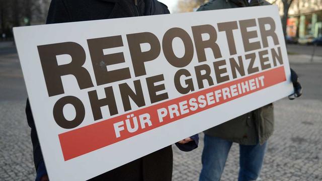Demonstranten der Organisation «Reporter ohne Grenzen» stehen am 04.02.2014 vor der russischen Botschaft in Berlin. Protestiert wird gegen die Einschränkung der Pressefreiheit während der Olympischen Winterspiele in Sotschi.