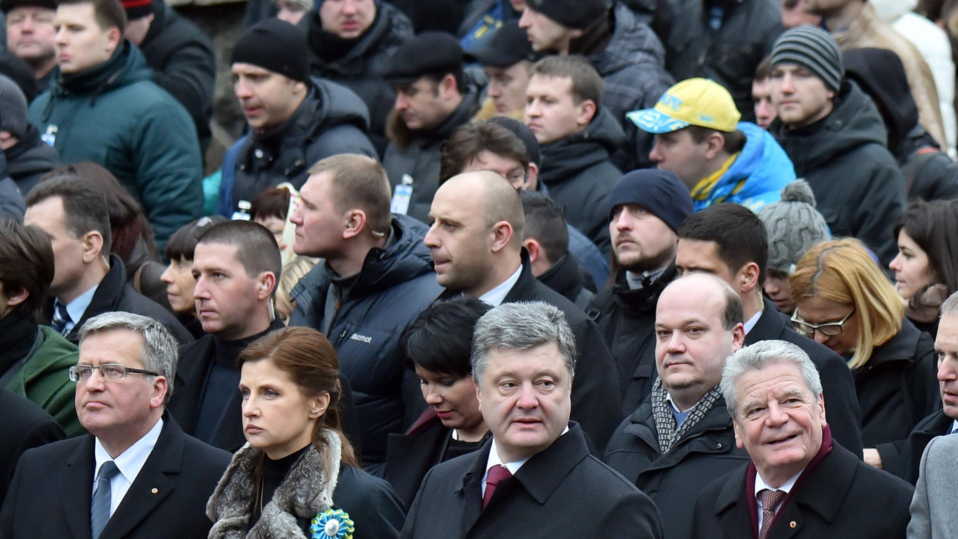 Polens Präsident Bronisław Komorowski, die Ehefrau des ukrainischen Präsidenten, Marina Poroshenko, ihr Ehemann Petro Poroschenko sowie Bundespräsident Joachim Gauck nehmen mit ineinander verschränkten Armen am "Marsch der Würde" in Kiew teil.