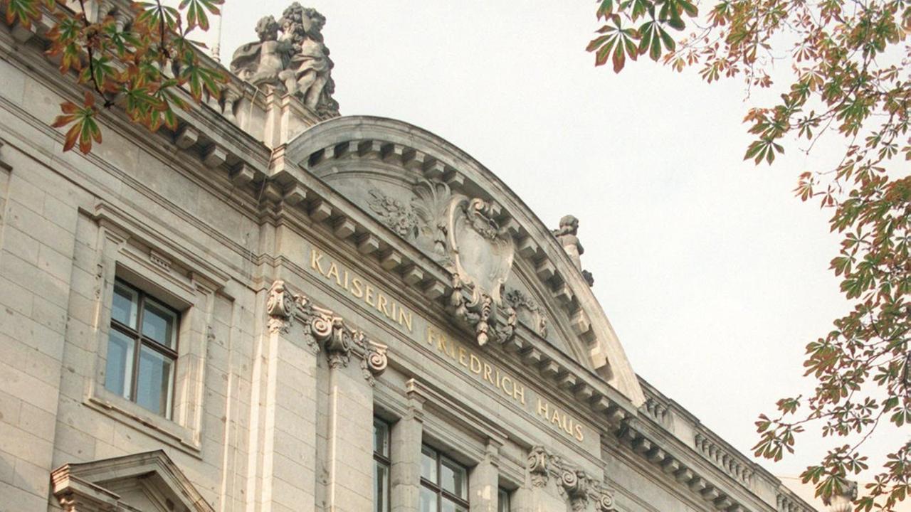 Die Akademie der Künste der DDR hatte ihren Sitz im Kaiserin-Friedrich-Haus am Berliner Robert-Koch-Platz. Die Akademie der Künste der DDR hatte ihren Sitz im Kaiserin-Friedrich-Haus am Berliner Robert-Koch-Platz.