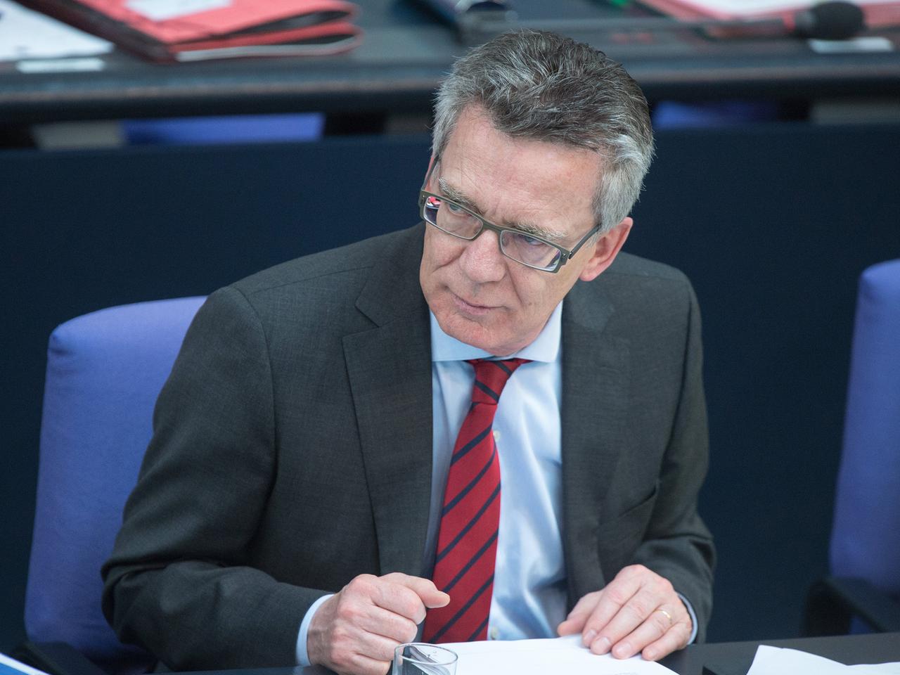 Bundesinnenminister Thomas de Maiziere (CDU) sitzt am 27.06.2014 im Bundestag in Berlin. Bundesinnenminister Thomas de Maiziere (CDU) sitzt am 27.06.2014 im Bundestag in Berlin.