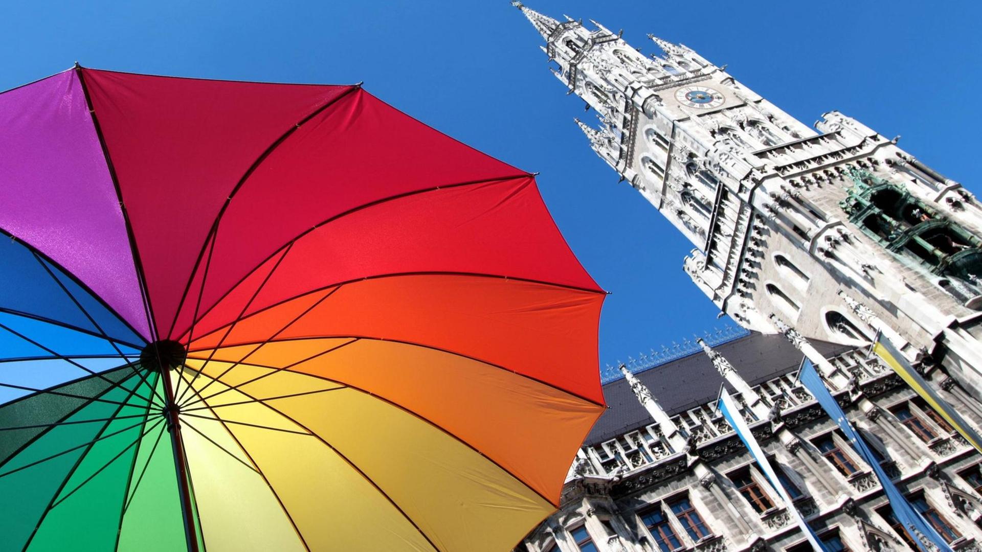 Sonnenschirm in Farben der Regenbogenflagge vor dem Rathaus in München