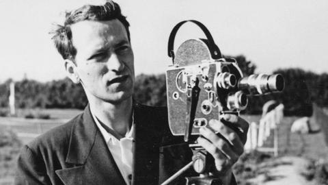 Der Filmemacher Jonas Mekas, im Jahr 1950, mit der ersten Bolex Filmkamera.