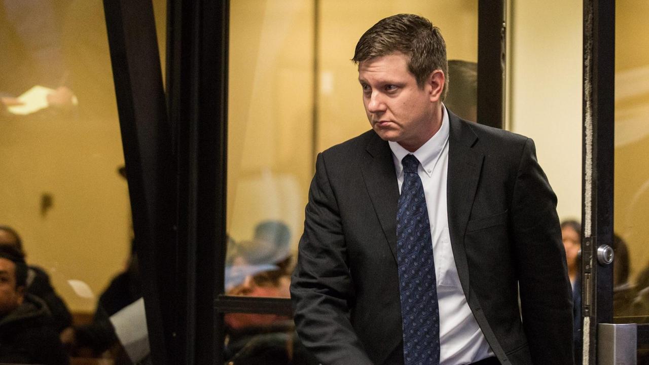 Police Officer Jason Van Dyke erreicht am 18.12. das Gericht in Chicago für eine Anhörung. Police Officer Jason Van Dyke erreicht am 18.12. das Gericht in Chicago für eine Anhörung.