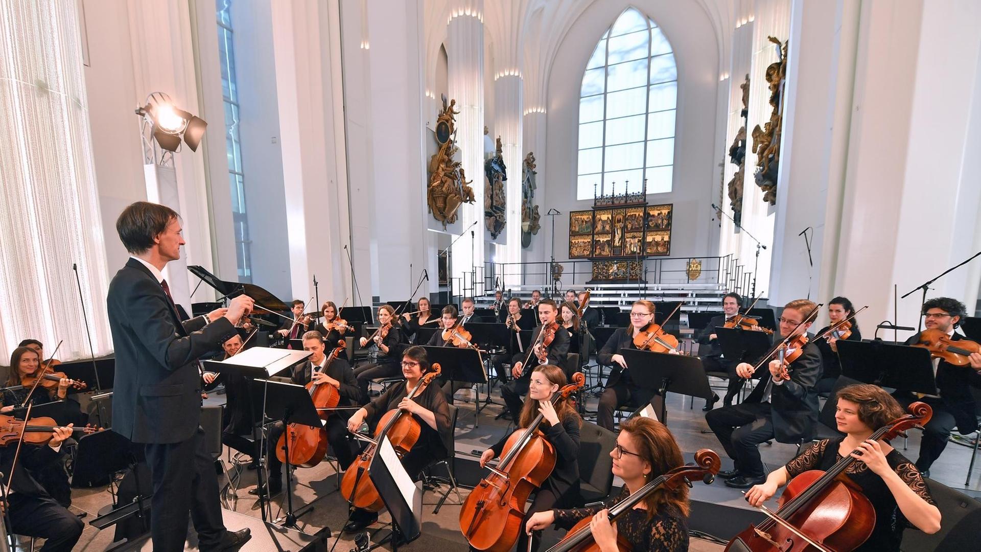 Das Orchester der Universität Leipzig spielt unter der Leitung von Universitätsmusikdirektor David Timm am 01.12.2017 auf dem Festakt zur Einweihung des Paulinums der Universität in Leipzig.
