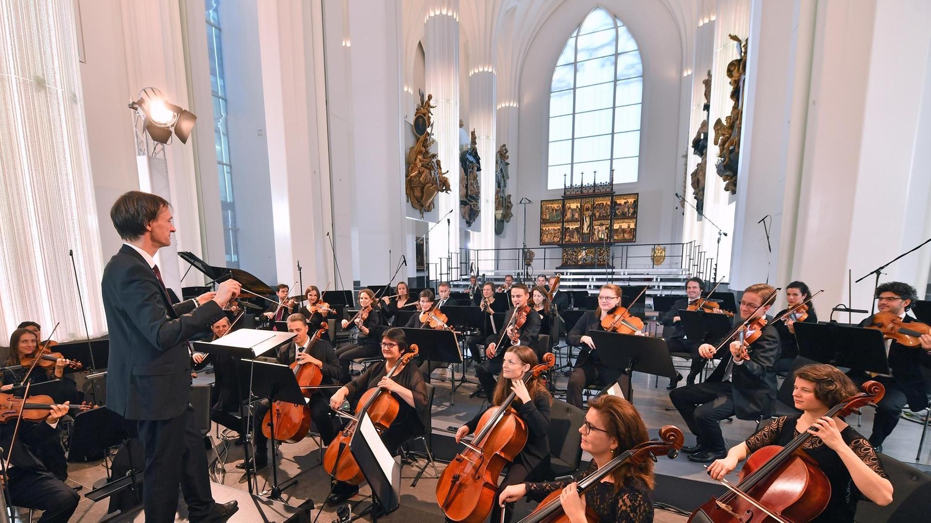 Das Orchester der Universität Leipzig spielt unter der Leitung von Universitätsmusikdirektor David Timm am 01.12.2017 auf dem Festakt zur Einweihung des Paulinums der Universität in Leipzig. Das Orchester der Universität Leipzig spielt unter der Leitung von Universitätsmusikdirektor David Timm am 01.12.2017 auf dem Festakt zur Einweihung des Paulinums der Universität in Leipzig.