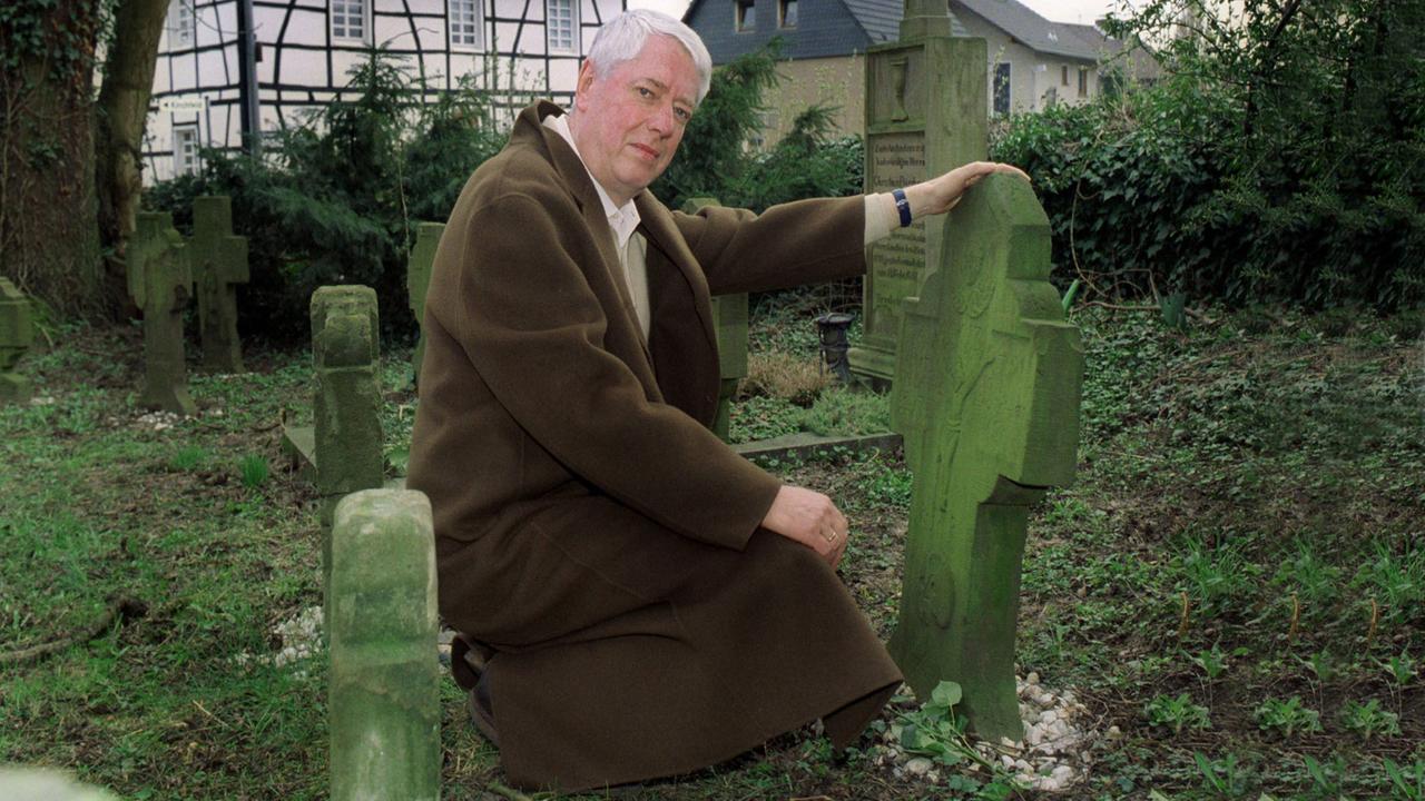 Jason Dark weiß, was seine Fans wollen und brauchen - 2002 posierte er deswegen auf einem Friedhof. Jason Dark weiß, was seine Fans wollen und brauchen - 2002 posierte er deswegen auf einem Friedhof.