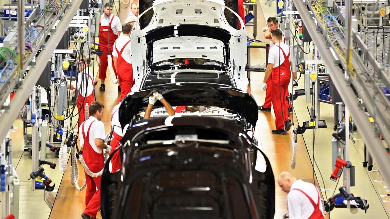 Porsche Mitarbeiter montieren am 04.09.2014 mehrere Panamera in der Produktion der Porsche AG in Leipzig (Sachsen). Porsche Mitarbeiter montieren am 04.09.2014 mehrere Panamera in der Produktion der Porsche AG in Leipzig (Sachsen).
