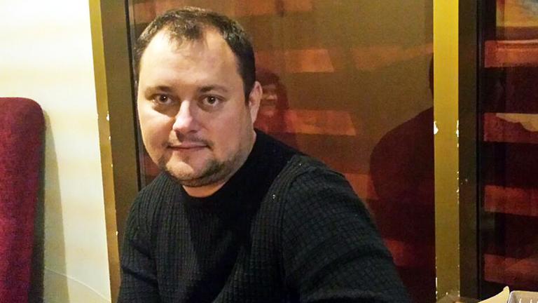 Alex Goja, LGBT-Aktivist in Chişinău. Ein junger Mann sitzt auf einem Sofa. Alex Goja, LGBT-Aktivist in Chişinău. Ein junger Mann sitzt auf einem Sofa.
