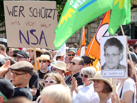 Menschen nehmen in Berlin an einer Demonstration zu einer bundesweiten Protestaktion gegen das Spähprogramm PRISM und Abhörmaßnahmen durch den US-Geheimdienst NSA teil.